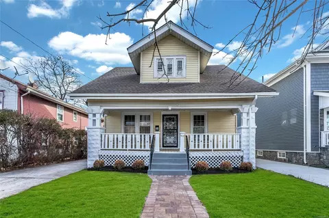50 4th Ave, North Hempstead, NY 11590