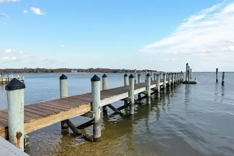 51 Oceanview Dr, Mastic Beach, NY 11951