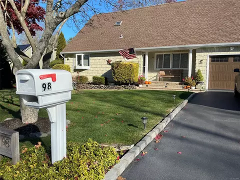 98 Forrest Ave, Shirley, NY 11967