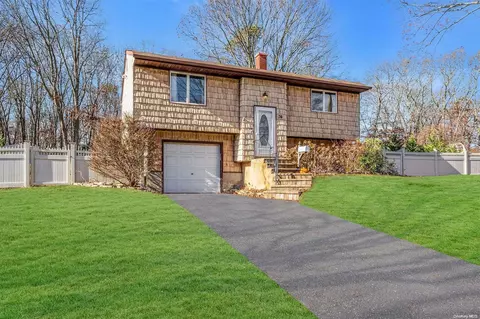 34 W Fawn Ln, Centereach, NY 11720