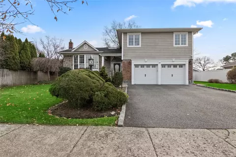 25 Saratoga Dr, Jericho, NY 11753