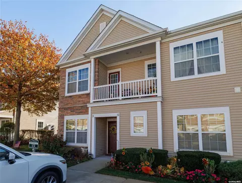 31 Southampton Dr #31, Massapequa, NY 11758