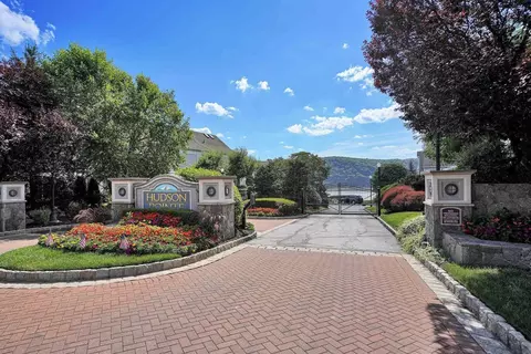 311 Bridgeview Dr, Poughkeepsie, NY 12601 photo 1