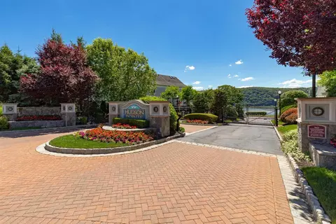 408 Waterview Dr, Poughkeepsie, NY 12601