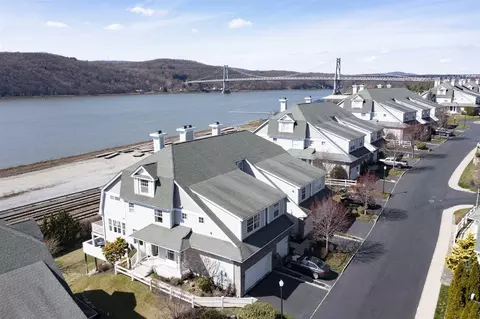 128 Hudson Pointe Drive Dr, Poughkeepsie, NY 12601