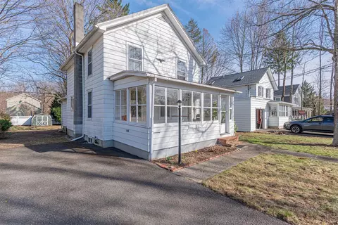 39 Thompson St, Red Hook, NY 12571