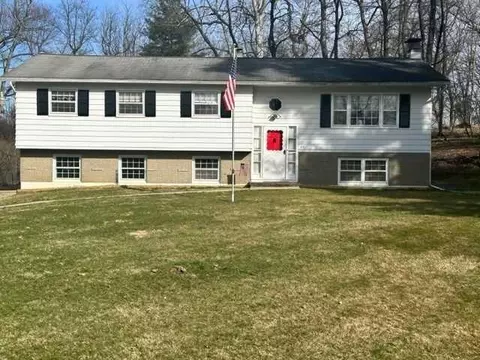 23 Strawberry Hill Ln, Wappingers Falls, NY 12590