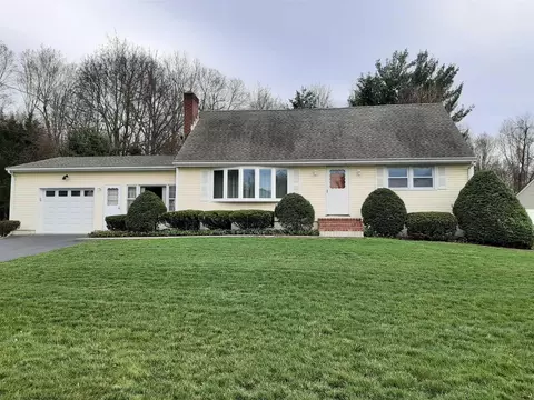 17 Mainetti Dr, Poughkeepsie, NY 12603