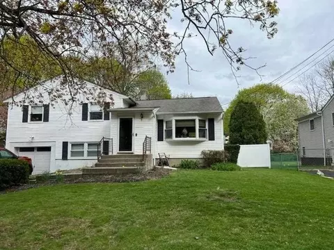 29 Southgate Dr, Poughkeepsie, NY 12601