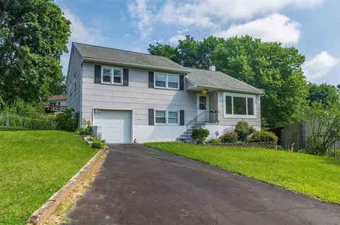17 Van Duzer Dr, Poughkeepsie, NY 12603