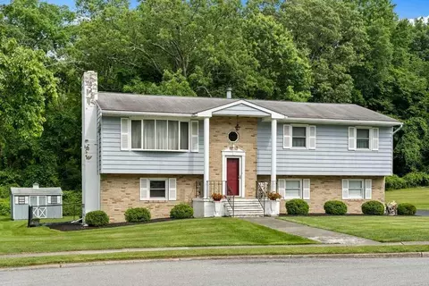 3 Pembroke Dr, Poughkeepsie, NY 12601