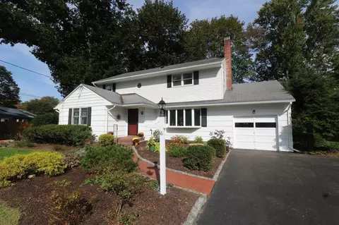 16 Gilbert Dr, Hyde Park, NY 12538