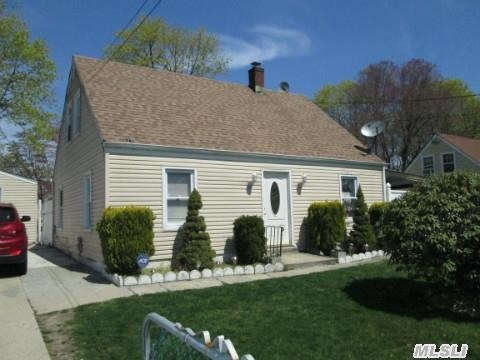 16 E Halley Ln, Central Islip, NY 11722 photo 1