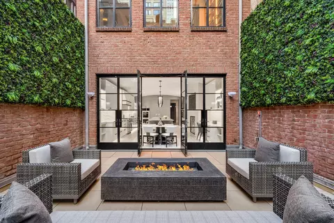 34 E 62nd St, New York, NY 10065