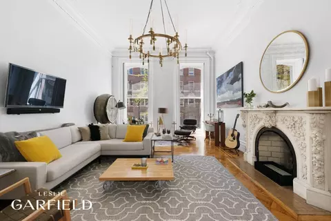 27 W 9th St, New York, NY 10011