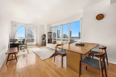 350 W 42nd St #37H, New York, NY 10036