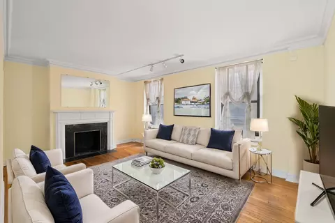 135 W 58th St #1-C, New York, NY 10019