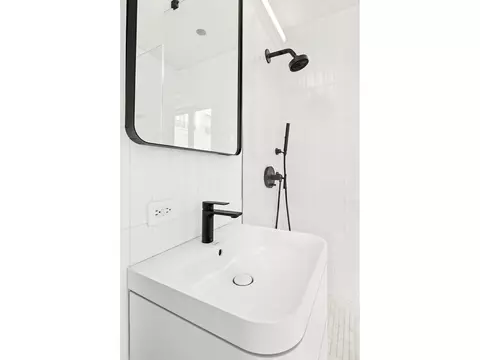 432 W 52nd St #2B, New York, NY 10019