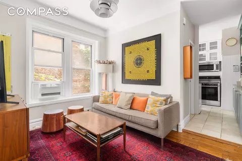 261 W 22nd St #4, New York, NY 10011