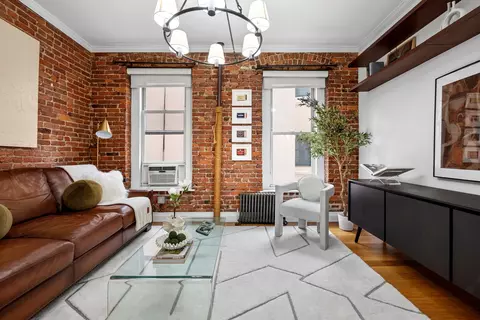 211 W 10th St #2A, New York, NY 10014
