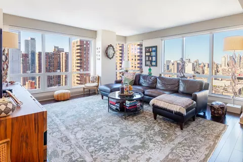 350 W 42nd St #34B, New York, NY 10036