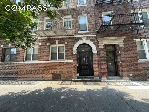 31-74 33rd St, Astoria, NY 11106