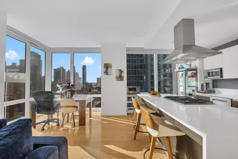 247 W 46th St #1403, New York, NY 10036