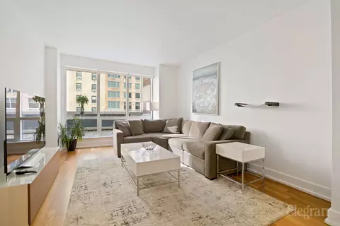 350 W 42nd St #4E, New York, NY 10036