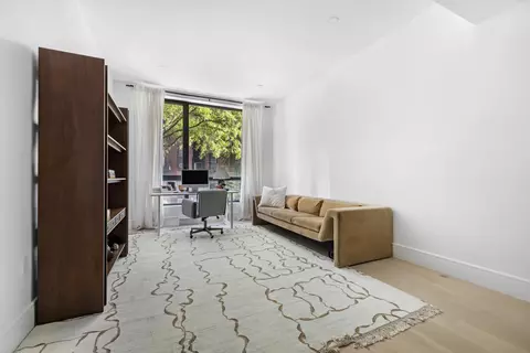 244 E 52nd St #2A, New York, NY 10022