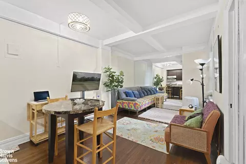 457 W 57th St #201, New York, NY 10019