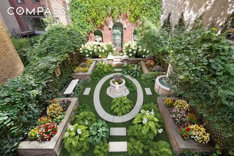 313 W 102nd St, New York, NY 10025