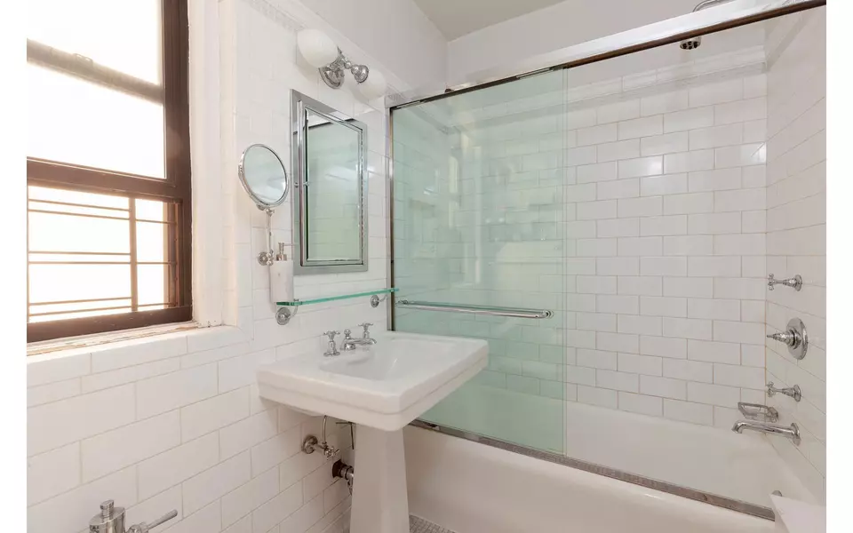Bath - 179 E 79th St #4CD, New York, NY 10075 photo 1 of 2