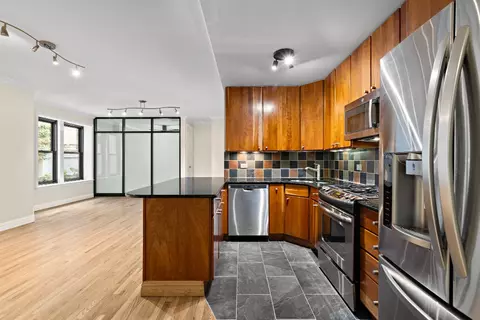344 W 49th St #1A, New York, NY 10019