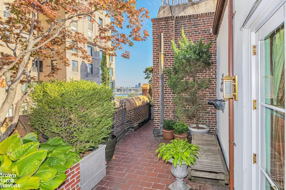 Exterior - 444 E 52nd St #PENTHOUSE, New York, NY 10022 photo 2 of 3