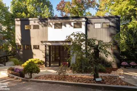 712 Ladd Rd, New York City, NY 10471