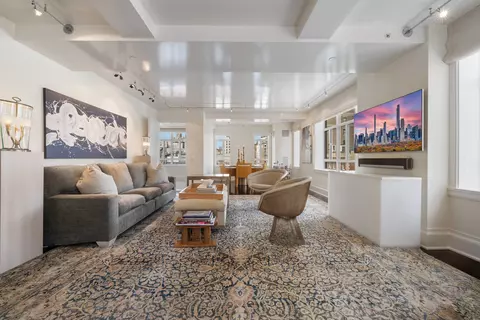 21 E 61st St #8F, New York, NY 10065