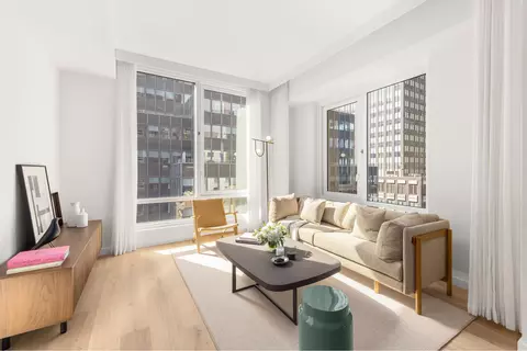 135 E 47th St #17G, New York, NY 10017