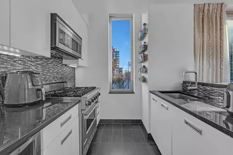 46-30 Center Blvd #211, New York City, NY 11109