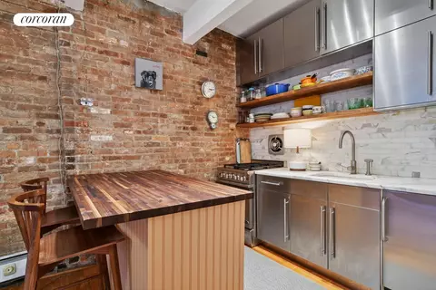 216 E 7th St #6, New York, NY 10009