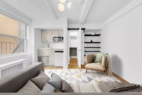 321 E 43rd St #607, New York, NY 10017