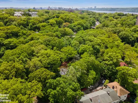 383 W 254th St, New York City, NY 10471