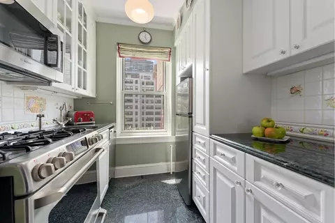 400 E 52nd St #8G, New York, NY 10022 photo 6