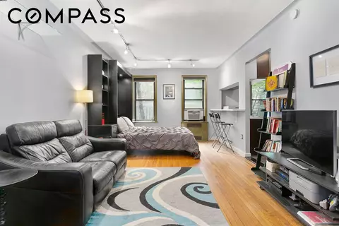 166 W 22nd St #1F, New York, NY 10011
