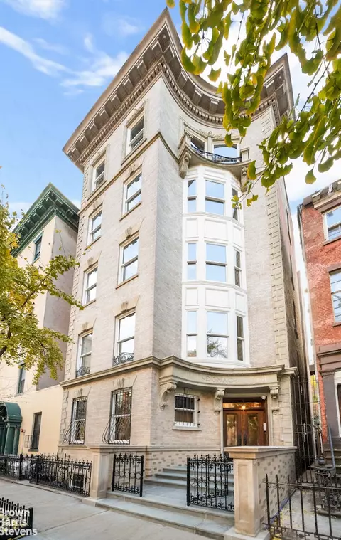 402 W 20th St, New York, NY 10011
