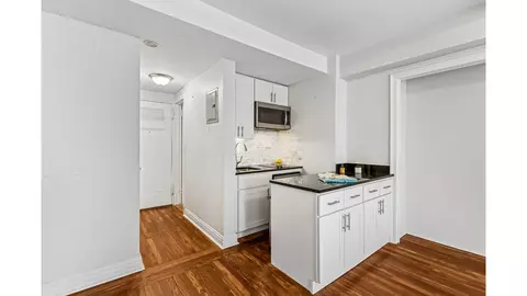 320 E 42nd St #512, New York, NY 10017