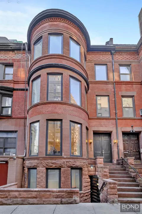 238 W 74th St #HOUSE, New York, NY 10023