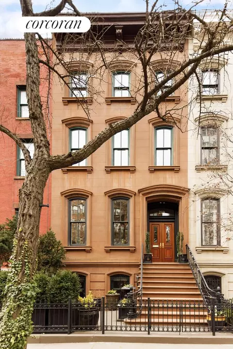 210 E 18th St, New York, NY 10003