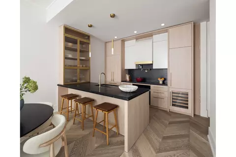 660 Lexington Ave #3A, New York, NY 10022