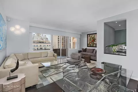 58 W 58th St #19A, New York, NY 10019