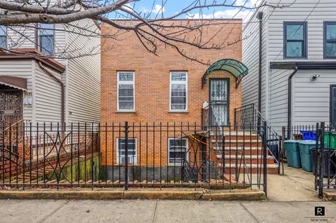 23-53 37th St, Astoria, NY 11105